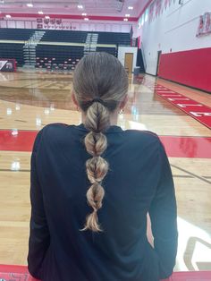 Cute Volleyball Hairstyles Long Hair, Ball Game Hairstyles, Hairstyles For Soccer Pictures, No Braid Volleyball Hairstyles, Volleyball Hairstyles Low Ponytail, Inverted Bubble Braid, Volleyball Slick Back Hairstyles, Low Pony Braid Hairstyles, Game Day Hair Basketball