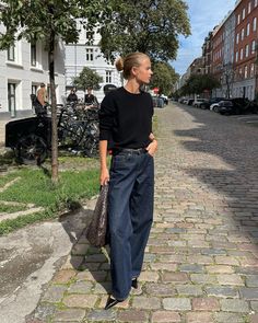 11 Expensive-Looking Denim Outfit Ideas With Dark-Wash Jeans | Who What Wear UK Expensive Aesthetic, Chic Denim Outfits, Denim Jeans Outfit, Expensive Fashion, Stile Hijab, Blue Jean Outfits, Look Jean, Mode Zara, Look Formal