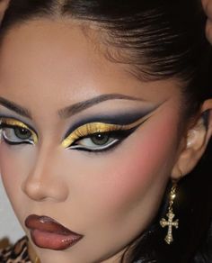 Extreme Eyeshadow Looks, Drag Looks Make Up, Runway Makeup Looks Fashion Show, Dramatic Eye Makeup Looks, Dark Feminine Energy Makeup, Dark Queen Makeup, Drag Queen Makeup Looks, Interesting Makeup Looks, Drag Eyeshadow