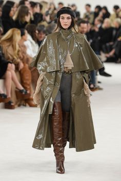 Chloé Fall 2024 Ready-to-Wear Runway, Fashion Show & Collection Review [PHOTOS] Chloe Fashion, Moda Paris, Looks Party, Cape Coat, Fashion Show Collection, Fall 2024, Paris Fashion, Autumn Winter Fashion, Runway Fashion