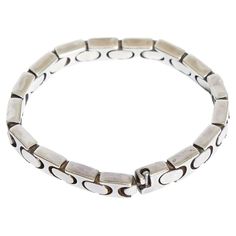 Gucci sterling silver chain link bracelet. Comes with velvet pouch. Gucci Link Chain, Gucci Bracelet, Fran Fine, Silver Link Bracelet, Gabriela Hearst, Velvet Pouch, Bracelet Silver, Proenza Schouler, Brunello Cucinelli