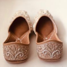 Extremely beautiful Rose Gold fabric jutti embellished with white beads and zardosi work. This jutti is truly a stunner and love at first site. PERFECT FOR WEDDINGS AND CELEBRATIONS!!Looking for more colors? Please check herehttps://www.etsy.com/in-en/listing/1034942709/custom-wedding-shoes-for-bride-redSPECIFICATIONS:•Upper/Panna -Rose Gold fabric embellished with beads and zardosi work•Back/Adda - Rose Gold fabric embellished with beads and zardosi work•Lining - Leather•Padding - Double Cushio Traditional Sandals With Gota Work And Round Toe, Elegant Sandals With Gota Work For Wedding, Elegant Party Sandals With Gota Work, Bollywood Style Flat Wedding Shoes With Gota Work, Gold Wedding Shoes With Gota Work, Gold Bridal Shoes, Rose Gold Fabric, Blue Bridal Shoes, White Bridal Shoes