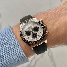 Der Rolex Cosmograph Daytona, der erstmals 1963 auf den Markt kam, ist einer der bekanntesten Chronographen der Welt und hat eine tiefe Verbindung zur Welt des Motorsports. Ursprünglich als Chronograph mit Handaufzug für Rennwagenfahrer konzipiert und einfach als Cosmograph bekannt, benannte Rolex die Uhr später im Jahr 1965 um, um sie zu Ehren der offiziellen Zeitnehmerin des berühmten NASCAR-Rennens in Daytona zu werden. Lange Zeit galt die Uhr als Nischenprodukt im Rolex-Katalog und wurde bis Billionaire Aesthetic, Daytona Nascar, Nascar Race, Sport Automobile