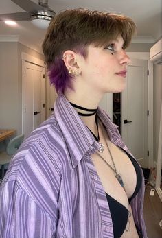 Lesbian Hair Dye Ideas, Lesbian Short Hairstyles, Queer Earrings Aesthetic, Pixie Haircut Dye Ideas, Dyed Undercut Short Hair, Enby Haircuts Short, Side Bang Pixie Cut, Short Pixie Haircuts For Thick Hair Undercut