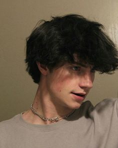 Stile Ragazza Skater, Black Hair Boy, Fluffy Hair, Aesthetic Guys, Attractive People, 인물 사진, Boy Hairstyles, Hair Inspo