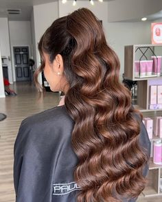 Hollywood curls that steal the spotlight and leave everyone starstruck🤩 Hair by vene.garza at @colorpopsalons Hollywood Curls, Steal The Spotlight, Hollywood, Hair