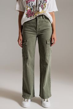 Elevate your casual style with our Straight Leg Cargo Jeans in Olive Green. Crafted from 98% cotton and 2% elastane, these jeans offer both comfort and durability. Our model, with measurements 33-24-35 and a height of 5'8'', wears a size S, confirming their true-to-size fit. Designed for both fashion and function, these cargo jeans feature a regular fit and a high waist rise for a flattering silhouette. The full-length design adds versatility to your wardrobe, making these jeans suitable for var Green Cargo Jeans Outfit, Olive Jeans, Fashion Figure, Types Of Jeans, Stretch Denim Fabric, Jeans Cargo, Green Cargo, Teacher Outfits, Trouser Pants Women