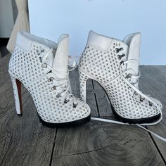 - Designer= Alaia Paris - Size = 5.5m(35.5). Trunk 18 - Msrp =$1800 - Alaia Paris White Studded Leather Lace Up 5.5m(35.5) Ankle Hi Bootie - Heel Height = 5” Inches (13.5cm) - Platform Height = Approximately 1.5cm - Height Measured At Top Tip Of Boots To Bottom Tip Of Heel = Approximately 21cm - Genuine And Authentic Or Your Money Back Trunk 18 Luxury White Lace-up Boots, White Leather Lace-up Boots With Pointed Toe, Leather Lace-up Heels With Padded Heel, White Leather Party Boots, White Heeled Boots With Leather Sole And Round Toe, White Boots With 4-inch Heel And Round Toe, Luxury Boots With 4-inch Heel And Round Toe, White Leather Platform Heeled Boots, White Leather Heeled Boots For Evening