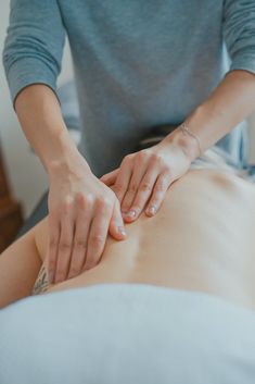 Discover the benefits of lymphatic massage and how it can improve your overall well-being. Learn about this therapeutic technique at Magnolia Wellness. Massage Pictures, Massage Dos, Back Massage, Swedish Massage, Aromatherapy Massage, Massage Techniques, Deep Tissue Massage