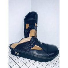 Alegria 9.5 Eur 40 Black Leather Clogs Mule Slip-On Alg-601 Nursing Pg Lite Euc Platforms Show Some Scuffs And Wear But Soles Are Almost Unworn, Bend Tested And Clean. The Uppers Are Clean, Very Little Sign Of Gently Being Worn And No Issues.The Right Sole Has A Glue Mark, Not Wear. I Also Have A Brown Pair Of Alegria Shoes Listed, Check Them Out! Exterior Length 10" 25.4 Cm Width 3.5" 8.89 Cm Black Closed Toe Slip-ons With Leather Footbed, Black Platform Clogs With Round Toe, Black Flat Heel Clogs For Spring, Black Slip-on Clogs For Spring, Black Clogs With Cushioned Footbed And Flat Heel, Black Closed Toe Clogs With Removable Insole, Black Slip-on Flat Heel Clogs, Black Leather Sole Slip-on Clogs, Black Closed Toe Slip-ons With Cushioned Footbed