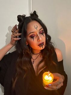 Spiritual Witch Costume, Witch Costume Hair Ideas, Witch Hair And Makeup, Witch Makeup Ideas Pretty Simple, Make Up Bruja, Makeup Bruja Halloween, Witch Makeup Aesthetic, Witch Costumes Makeup, Witch Aesthetic Makeup