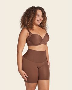 ¡Este short de compresión es el complemento perfecto de tus looks ya que estiliza tu figura, disimula la celulitis y evita el roce entre las piernas! Úsalo con la ropa que quieras: pantalones ajustados, vestidos o faldas, y lo mejor es que es invisible en los muslos ya que no cuenta con elásticos ni costuras en las piernas. Al ser de tiro alto y estar elaborado con dos capas de tela, genera una compresión fuerte en tu abdomen y cintura, moldeando tus curvas para que no tengas que preocuparte por High-waisted Compression Shorts With Moisture-wicking, Compressive Short Beige Shapewear, High-waisted Compression Moisture-wicking Shorts, High-waisted Compression Shapewear Shorts, Solid Compression Shapewear, Short Length, Slip Shorts, Layered Fabric, Leg Bands, Legging Sport