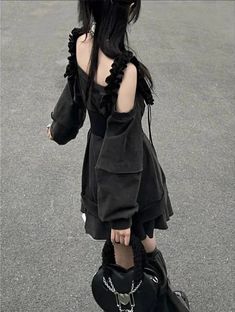 Adopta el atractivo vanguardista de la moda de Harajuku con este conjunto de atuendo punk. El conjunto incluye un vestido negro único adornado con intrincados detalles de volantes y atrevidos cortes en los hombros, que capturan la estética punk por excelencia. Un cinturón distintivo ciñe la cintura, agregando un toque de rebeldía y estructura a la silueta suelta. Complementando el vestido hay calentadores de piernas a juego que realzan la apariencia llamativa del atuendo y brindan calidez adicional. Perfecto para quienes aman hacer una declaración, este conjunto de atuendo es ideal para salidas informales, conciertos o cualquier evento en el que desees mostrar tu estilo de inspiración punk. Combínalo con botas gruesas y un collar llamativo para completar el look.

 Se ajusta al tamaño rea Black Long Sleeve Punk Dress, Punk Style Long Sleeve Dresses For Spring, Black Mini Dress With Ruffles For Club, Edgy Long Sleeve Cosplay Dresses, Grunge Long Sleeve Party Dress, Edgy Long Sleeve Dress For Cosplay, Long Sleeve Punk Dress For Alternative Fashion, Edgy Black Fall Dress, Edgy Black Dress For Fall