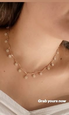 A design as timeless as beauty Simple Neck Pieces Jewelry Indian, Simple Jewellery Design Indian, Simple Chain Designs Gold, Neck Jewellery Designs, Chain Designs Gold Women, Simple Jewelry Necklace, Simple Gold Necklace Designs, Women Gold Necklace, Simple Necklace Designs