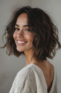 Textured-Shatter-Bob-with-Blunt-Ends.webp (317×481) Wavy Inverted Bob, Shattered Bob, Edgy Hairstyles, Wavy Bob Haircuts, Messy Curls, Wavy Haircuts, Mom Hairstyles, Shoulder Length Hair Cuts, Short Wavy Hair