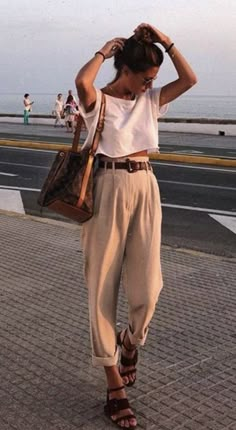 I loved this article on Fashion Trends for 2019. Found some great styling tips that were based on celebrity style. Love The featured fashion designers like Jacquemus and even runway fashion | Women’s fashion | women’s outfits for summer | classic style | street style | #inspiration #style #french Summer Style 2024, Vacation Winter, Sandal Tali, Outfit Elegantes, Look Boho Chic, Stil Boho, Gemma Arterton, 2020 Fashion Trends, Mode Boho