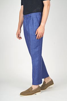 Treat yourself to a more refined take on relaxation with these pure linen pants, featuring a straight and relaxed fit, and a mid-waisted cut. Solid Linen Pants With Welt Pockets, Blue Linen Pants With Loose Fit, Relaxed Linen Pants With Straight Hem, Classic Blue Linen Pants, Relaxed Linen Bottoms With Straight Hem, Blue Linen Relaxed Fit Pants, Relaxed Linen Straight Leg Bottoms, Classic Flax Pants For Summer, Blue Relaxed Fit Linen Pants