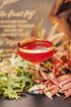 20 Signature Cocktails Perfect for Your Fall Wedding Fall Signature Drinks, Fall Wedding Cocktails, Fall Wedding Drinks, Spicy Hot Chocolate, Wedding Buffet Food, Fall Cocktail