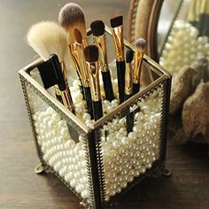 Penyimpanan Makeup, Make Up Storage, Beauty Organization, Organizing Hacks, Organisation Hacks, Makeup Brush Holder, Makeup Rooms, Makeup Tricks, Vintage Makeup