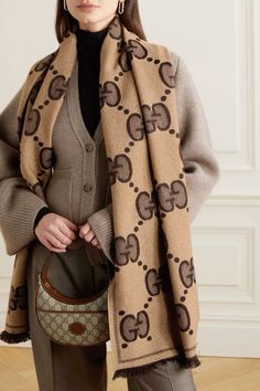 Gucci Outfits Women, Scarf Outfit, Gucci Outfits, Trendy Fashion Tops, Jacquard Knit, Winter Fashion Outfits, Outfits Ideas, Scarf Styles, Net A Porter