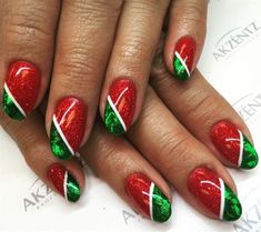 Get in the holiday mood with these Christmas Nail Art Designs that are festive, fun, and easy to create. Xmas Nail Art, Gold Nail Art, Christmas Gel, Christmas Sparkle, Green Nail Designs