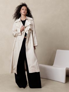 To create this relaxed trench coat, we selected an a crisp cotton poplin--a fabric we love for its lightweight and classic look.  Here, we added doubled lapels and a cinch detail to really accentuate the waist.  Warm: Unlined.  Oversized fit.  Point collar.  Drawstring closure.  Front pockets.  Center-back vent.  Unlined.  Oversized fit.  Long sleeves.  Midi length.  Model: Size S, 5'10" (178cm). Rectangle Body Shape Outfits, My Chic Obsession, Rectangle Body Shape, Kaftan Designs, Fashion Capsule Wardrobe, Styling Guide, Form Fitting Dress, Fashion Capsule, High Waisted Flares