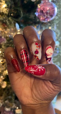 Eccentric Christmas nails inspiration freestyle, red, rhinestones, marble and glitter Gold And Green Christmas Nails, Christmas Design Nails, Red And Gold Christmas Nails, Christmas Nails Idea, Gold Christmas Nails, Red And Gold Christmas, Snowflake Nails, Christmas Nails Acrylic