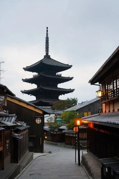 The Ultimate Kyoto 3 to 4 Days Itinerary - Bon Traveler Kyoto Itinerary, Old Architecture, Golden Pavilion, 3d Design Projects, Japan Architecture, California Map, Interesting Buildings, Historical Monuments, Interior Design Magazine