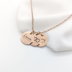 - Stainless steel jewelry - 15 mm medal(s) available in three colors: silver, gold, rose gold - to personalize. - Chain 45 cm long and available in three colors: gold, silver and rose gold. - Free gift bag (gift box available at an additional cost) How do I personalize my necklace? 1. Choose the color option for your jewelry in the first drop-down menu. 2. Choose the number of medals and face(s) to engrave in the second drop-down menu. 3. Write in the space named "Add your personalization" - the word(s) to be engraved on the medal(s) - the font number Example: If choice 1 medals / 2-sided engraving Medal 1: Front: I love you Back: 21.11.2015 Font #5. Possibility of adding one or more pictogram(s) to your engraving - example: heart, star, little feet... Please add the information - 4. Add t Necklace Mom, Birth Gift, Numbers Font, Godmother, Bridesmaid Jewelry, Steel Jewelry, Stainless Steel Jewelry, Name Necklace, Mom Gift