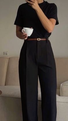 Business Casual Outfits White Sneakers, Classy Outfit Inspo Aesthetic, Work Outfits Women Trendy, Summer To Fall Work Outfits, Black On Black Work Outfits, Fall Outfits Women For Work, Casual Work Outfits Retail, Outfit Inspo Work Casual, Best Business Casual Outfits For Women