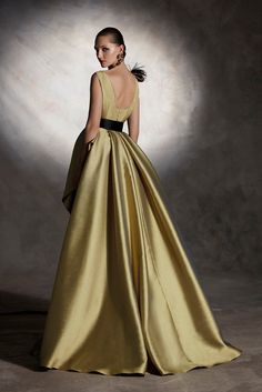 Description Gold Overskirt Included, Long dress Sleeveless V-Neck Dry Clean Evening Dress Made in Spain VL5326 Marchesa Couture, Yellow Wedding Dress, Golden Dress, High Fashion Dresses, Golden Green, Midi Dress Style, Long Midi Dress, Prom Dresses Online, Column Dress