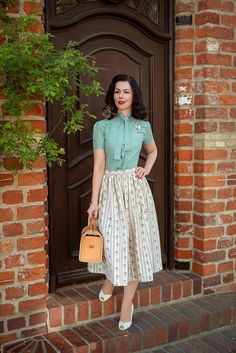 Playful 1950s skirt made of cotton in traditional style. Cut tightly at the waist and with numerous ruffles, the skirt creates a fantastic silhouette and swings wonderfully when dancing. As was common in the 50s, the skirt reaches mid-calf and closes at the back with a hidden zipper and button. Materials used: 100% cotton Attention: only available in alternative materials! All my things are made to measure. The selection of clothing sizes is for guidance only. Do you have special ideas and wishe 50s Outfits Casual, 1950 Clothes, 1950s Country Fashion, 1950s Clothing Style, 50s Style Women, 1950s Skirt Outfit, Historically Inspired Fashion, 40s Skirt Outfit, 1950s Aesthetic Outfits