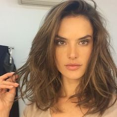 O novo cabelo de Alessandra Ambrosio Short To Mid Length Haircuts For Women, Julia Aesthetic, Long Bobs, Long Bob Haircuts, Hairstyle Trends, 2015 Hairstyles, Lob Haircut, Cut Her Hair, Long Bob Hairstyles