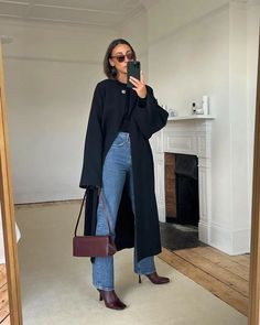 Upp City Chic Aesthetic, Trouser Outfit Casual, Formal Winter Outfits, Straight Jeans Outfit, Straight Leg Jeans Outfits, Madrid Fashion, 2024 Aesthetic, 90s Trends, Heels Outfits