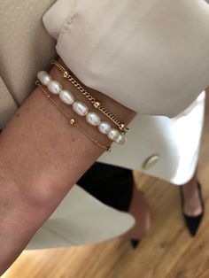 White Gold Accessories, Gold Chain Bracelet For Women Classy, Pearl Bracelets Aesthetic, Large Pearl Bracelet, Custom Pearl Jewelry, Big Pearl Bracelet, Gold Bracelet Combinations, Gold Elegant Jewelry, Pearl Jelewery