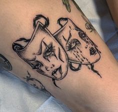 a tattoo on the leg of a woman with two cows in their heads, one is black and white