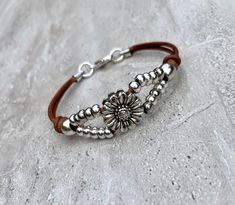 Leather Bracelet Design Ideas, Leather Bracelet Tutorial, Diy Leather Bracelet, Diy Beaded Bracelets, Leather Cord Bracelets, Leather Bracelets Women, Gems Bracelet, Diy Bracelet Designs, Homemade Jewelry