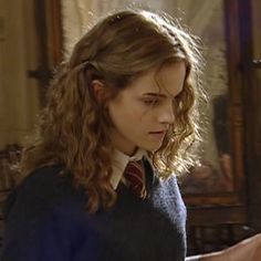 #Hermionegranger #icon #aesthetic #Hermione #Hogwarts #Harrypotter #study #studygram Hermione Granger Fan Cast, Hermione Core, Hermione Granger Hair, Hermione Hair, Harry Potter Outfit, Hermione Granger Aesthetic, Emma Watson Harry Potter, Images Harry Potter