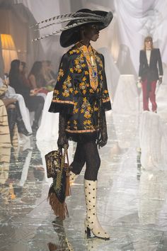 Valentino Spring 2025 Ready-to-Wear https://www.vogue.com/fashion-shows/spring-2025-ready-to-wear/valentino/slideshow/collection#73 Valentino Embroidery, Valentino Runway, Valentino Collection, Valentino Fashion, Dream Fashion, Catwalk Collection, Spring 2025, Alessandro Michele, Runway Collection