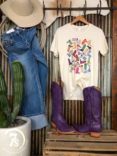 The Boot Love {S-XXL} – Savannah Sevens western life{&}style Wallpaper Hanging, Workwear Boots, Capsule Wardrobe Basics, Ranch Wear, Western Life, Western Graphic Tees, Going On Holiday, Cowboy Boot, Jumpsuit Shorts Rompers