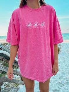 Embroidered Comfort colors Hibiscus Tee!    Model is 5’3 and 115 pounds wearing a size Large for a more oversized fit! Picnic Skirt, 115 Pounds, Cute Preppy Outfits, Pink T Shirt, Comfort Colors Tee, Lifestyle Clothing, Pink Tshirt, Pink Outfit, Casual Dinner Outfit