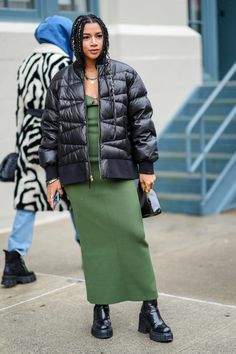 Best Fashion Week Street Style Outfits 2022 Fashion Week Street Style Outfits, How To Stay Warm, Cold Outfit, Quilted Pants, Outfits For Fall, Fashion Book, Snow Outfit, Beige Coat, Autumn 2022