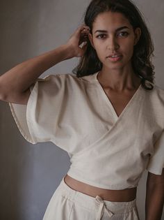 Calico Clothes, Elegant Modest Dresses, Linen Top Outfit, Upcycle Wedding, Flowy White Top, Minimalism Outfit, Feeding Tops, Outfits To Sew, India Sari