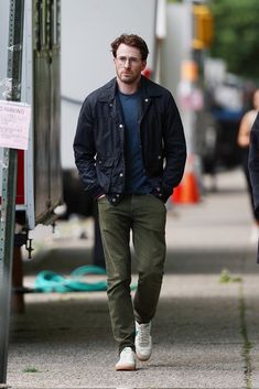 Chris Evans Style Casual, Chris Evans Premiere, Chris Evans Style, Captain America Outfit, Male Outfits, Boots Outfit Men, Christopher Evans, Chris Evans Captain America