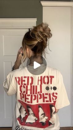 TORIE BLISS on Instagram: "My viral messy bun but voiced over & slowed down ❤️‍🔥 I hope this helps !! 😃" Viral Messy Bun, Easy Messy Hairstyles, Cute Messy Hairstyles, Quick Messy Bun, Casual Bun, Messy Bun For Short Hair, Messy Bun Updo, Cute Messy Buns