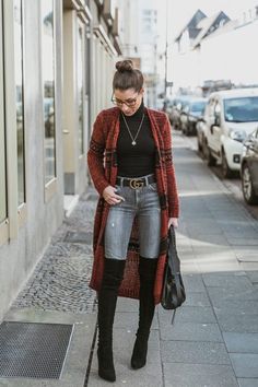 Black Long Boots Outfit, Long Black Boots Outfit, Hijabi Wardrobe, Kneehighboots Outfits, Long Boots Outfit, Looks Hip Hop, Cardigan Jeans, Germany Fashion