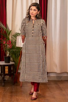 Strip Kurti Designs Latest, Stripped Kurti Designs Latest, Stripes Kurti Designs Latest, Subzi Recipe, Striped Kurta, Kurti Fashion, डिजाइनर कपड़े