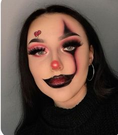 Scary Wednesday Addams Makeup, Half Clown Half Skull Makeup, Hawollen Makeup, Halloween Style Makeup, Easy Makeup Looks Halloween, Best Halloween Makeup Looks, Cool Makeup For Halloween, Face Painting Halloween Women, Halloweenské Líčení Easy