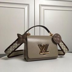 Girls Bags, Vuitton Bag, Hand Bags, Louis Vuitton Twist Bag, Bag Women, Shoe Brands, Shoulder Bag Women, Louis Vuitton Bag, Bags Women