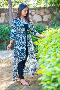 Shurg Dresses, Koti Design, Long Shrug, Stylish Kurtis, Dress Down Day, Dress Up Jeans, Lehenga Blouse Designs, Simple Kurta Designs